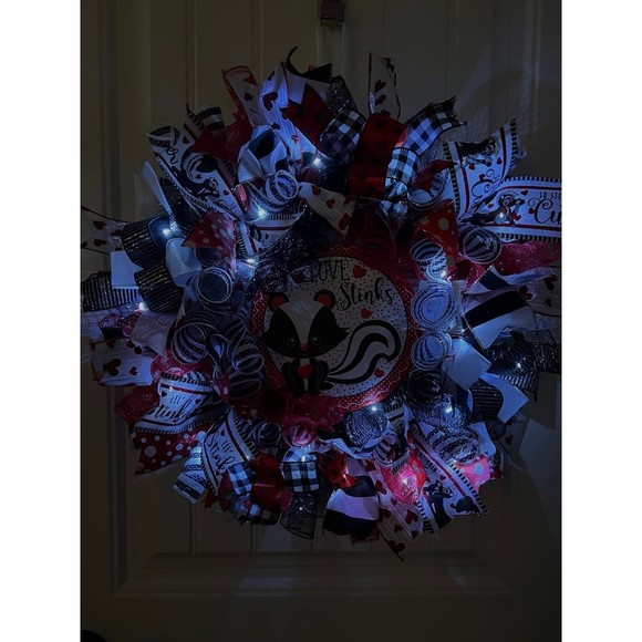 Handmade Anti Valentine’s Love Stinks Skunk Ribbon Prelit Wreath 22 ins LED - Picture 9 of 10